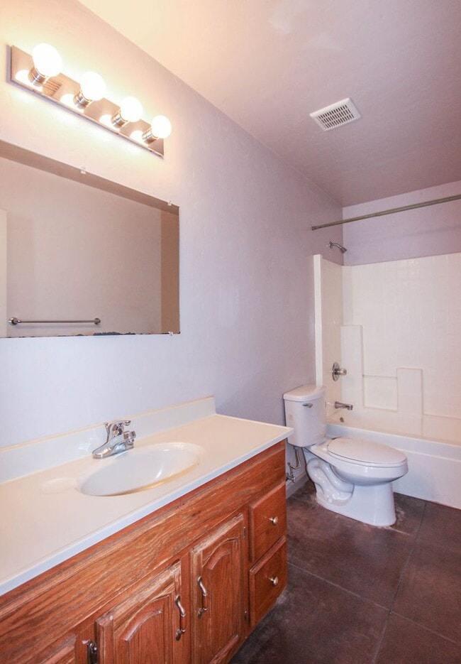 Building Photo - 202 Robinson Dr