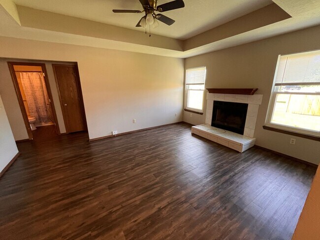 Building Photo - d4138mir