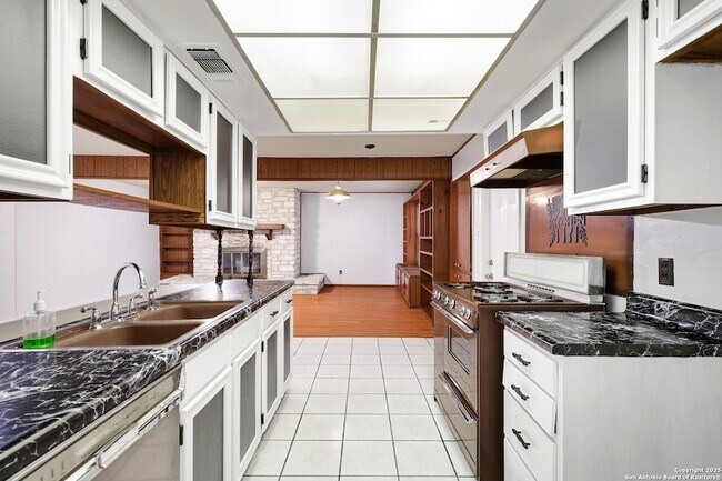 Building Photo - 166 Meadow Trail Dr