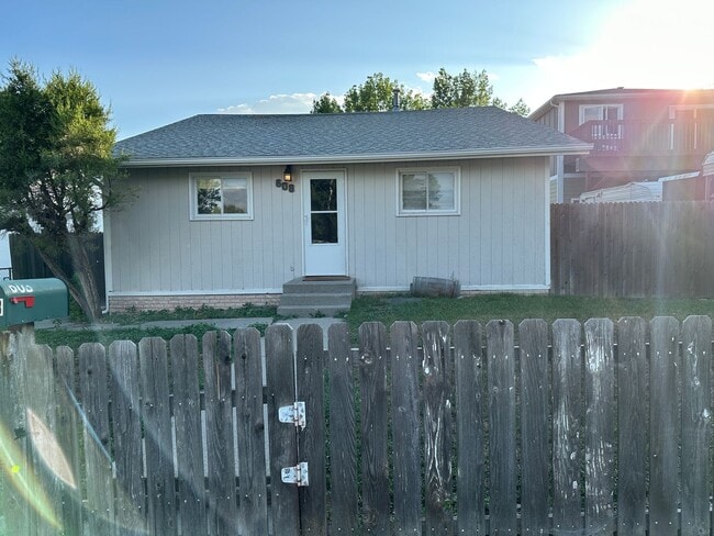Building Photo - 4 bedroom, 1 bath. Pets Ok, Remodeled in 2...