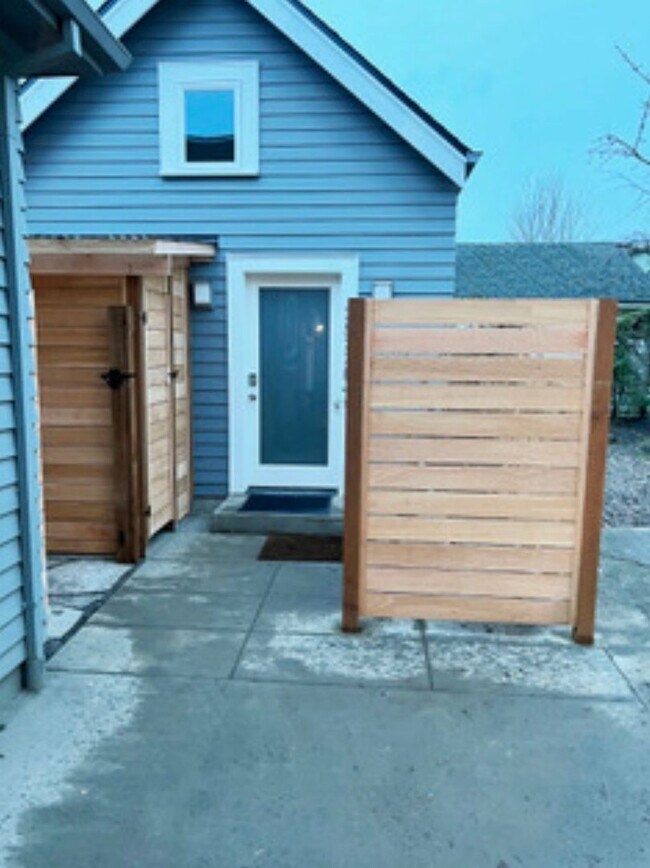 Building Photo - Knott House