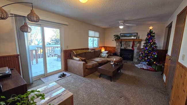 Building Photo - Fantastic 4BR, 3.5BA! Deck, FP, great yard, location!! (Regal)