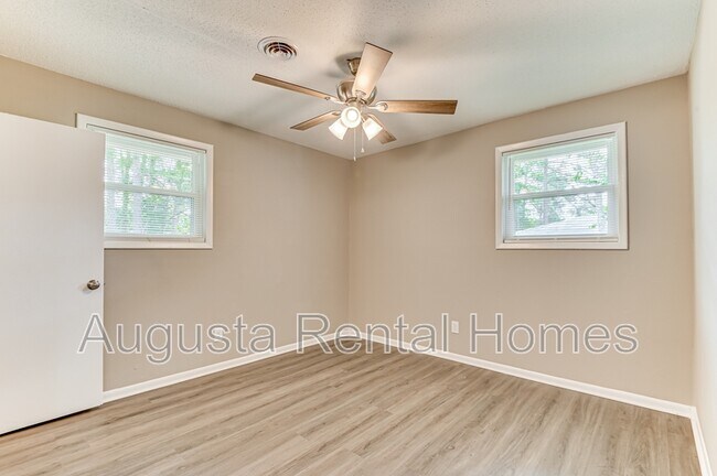 Building Photo - 2328 Prague Ct