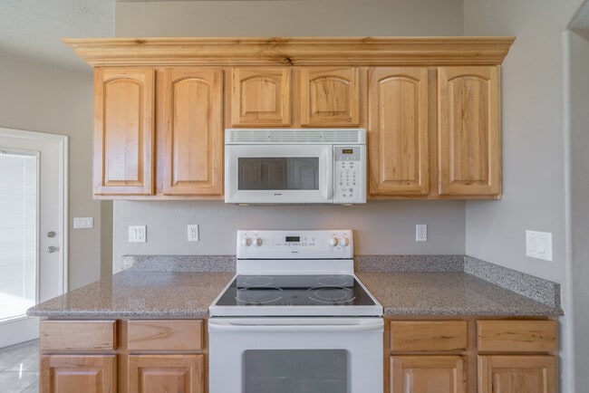 Building Photo - Beautiful St. George Home - Community Pool...