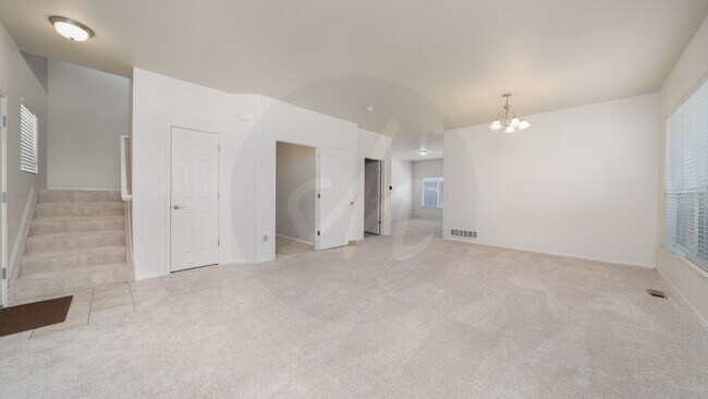 Building Photo - End-unit townhome in Soaring Eagles