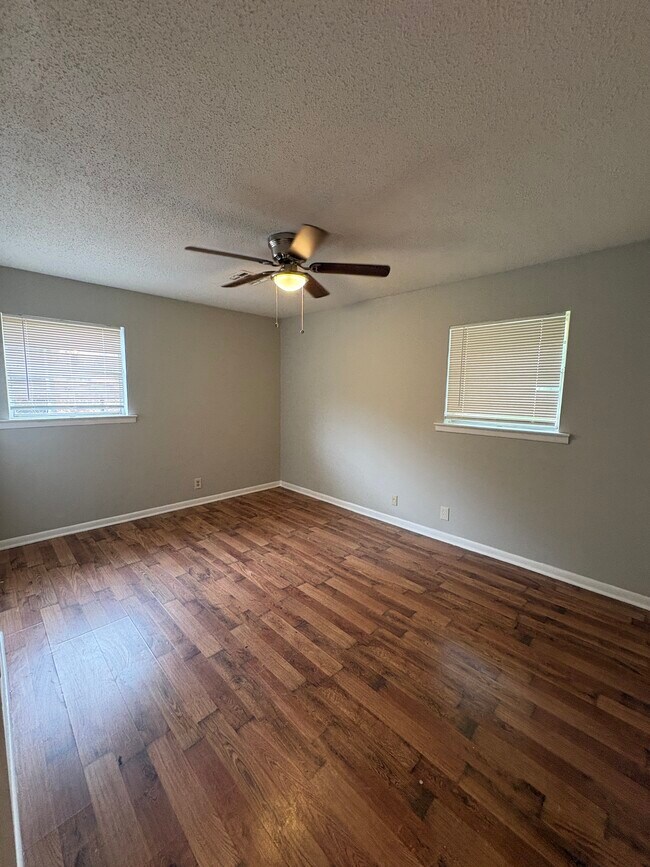 Building Photo - 233 Dyas Dr