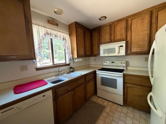 Building Photo - 4 Bed, 2 Bath Home on Large Corner Lot Near the Y