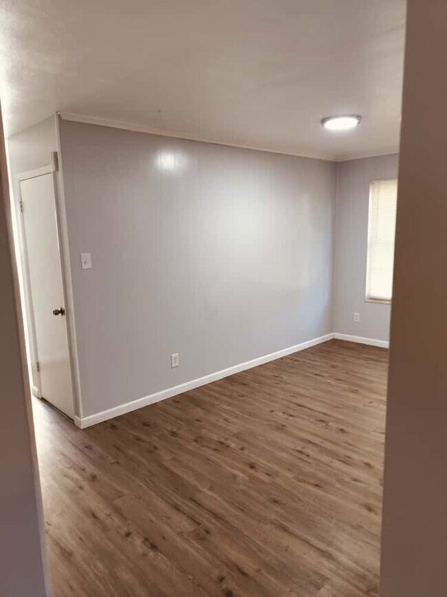 Building Photo - 2461 Duchess Dr