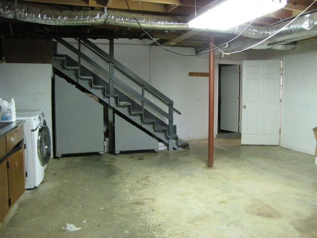 Building Photo - 501 Parkview Dr