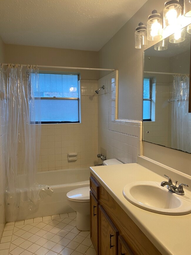 Building Photo - 1108 Dona Dr