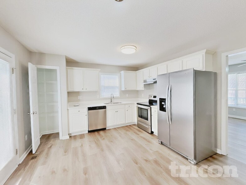 Building Photo - 701 Avondale Dr