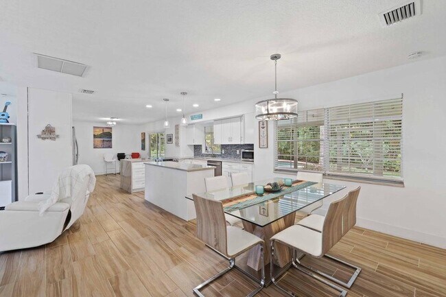 Building Photo - 5554 Hibiscus Rd