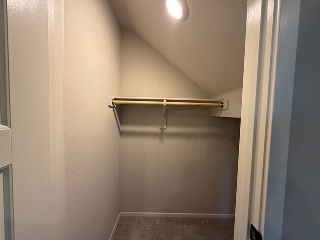 Building Photo - GATED 4 BED 2.5 BATH 2 CAR GARAGE SINGLE FAMILY HOME w/ LOFT, BEDROOM DOWNSTAIRS, NEXT TO COMMUNI...