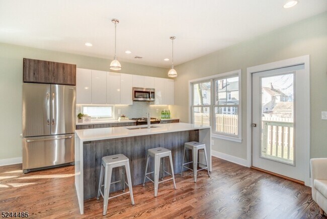 Building Photo - 92 Grove St