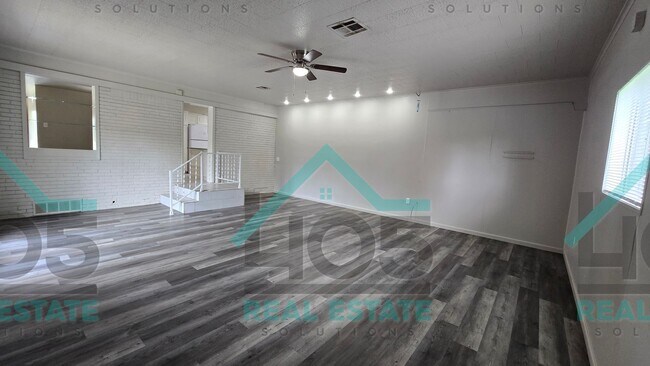 Building Photo - 3 Bedroom MWC w/Flex room!