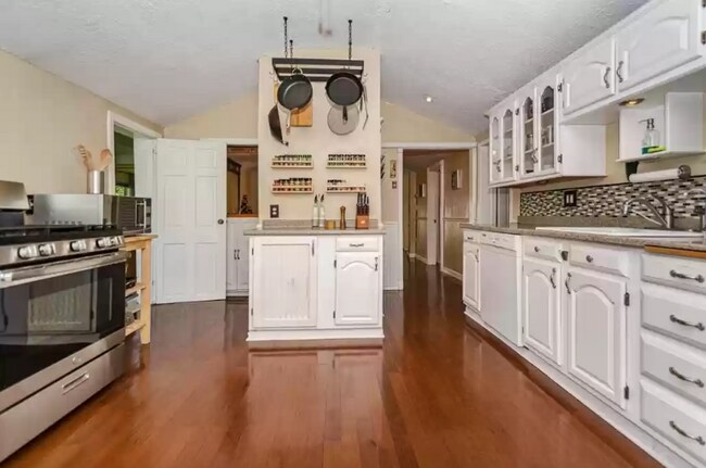 Building Photo - 67 Silver St