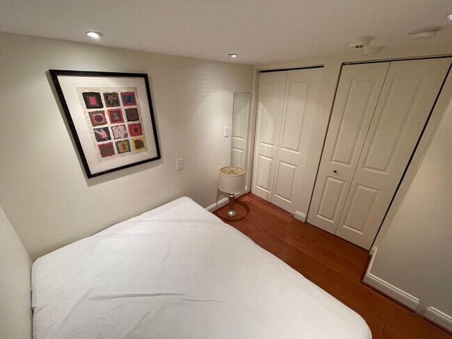 Building Photo - Fully Furnished English Basement near Capi...