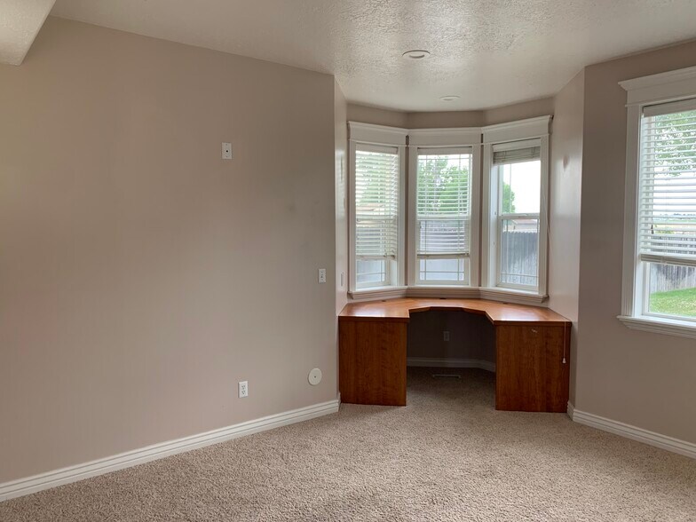 Built in desk - 295 W 300 N