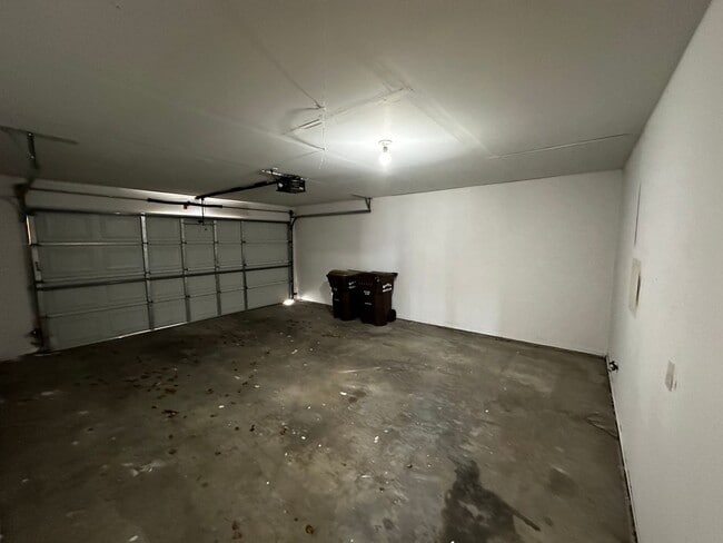 Building Photo - 402 Creekside Dr