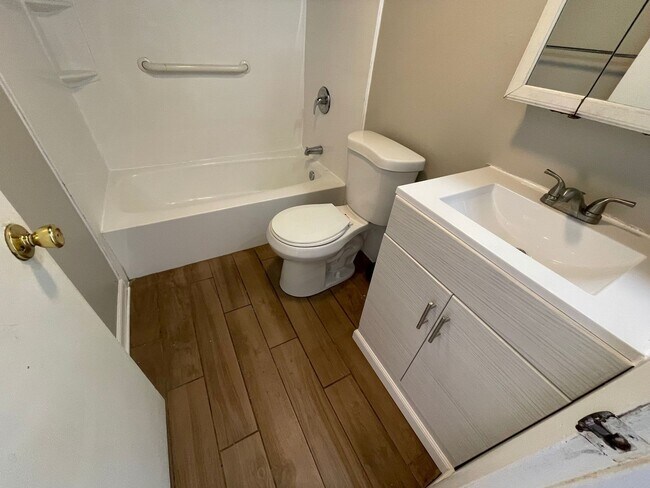 Building Photo - 2 Bedroom and 1 Bath Condominium.  Conveni...