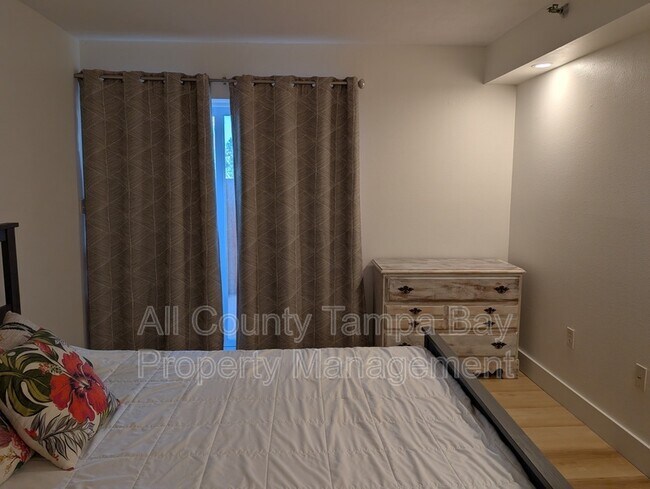 Building Photo - 7430 Sunshine Skyway Ln S