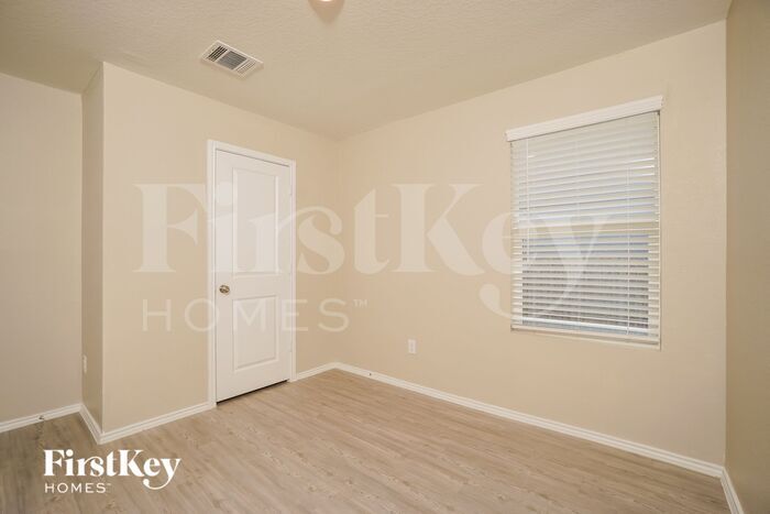 Building Photo - 2416 Lake Hls