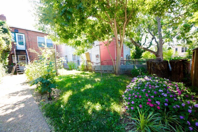 Building Photo - 218 10th St NE