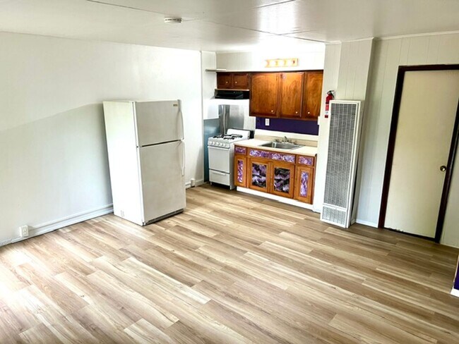 Building Photo - 2301 Roosevelt Dr
