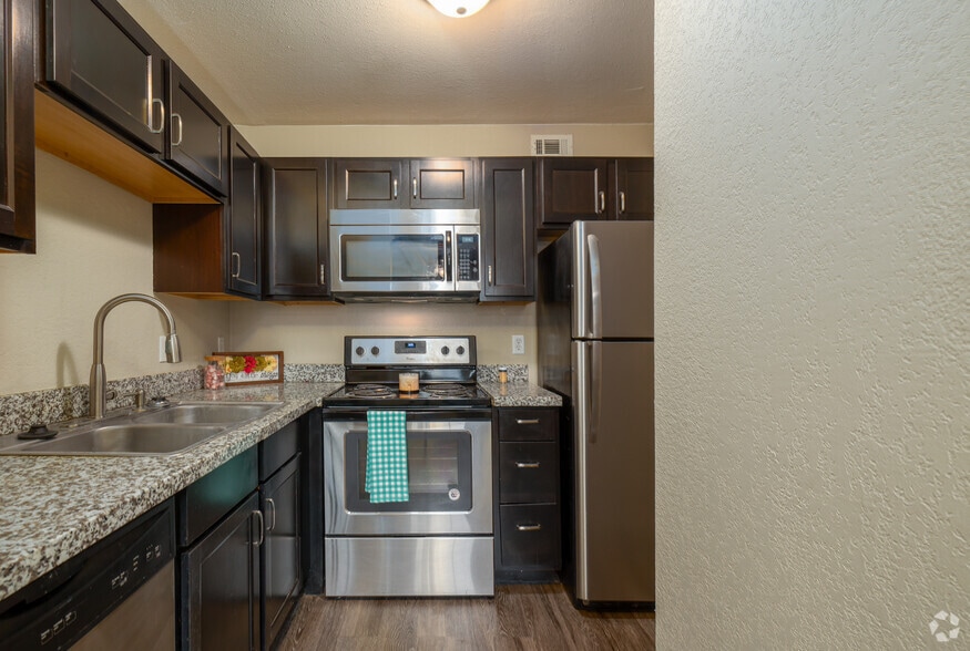 Primary Photo - Residences at Lakeshore