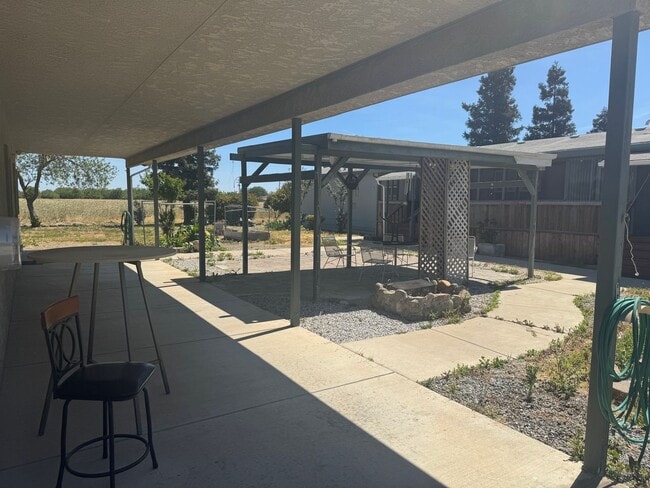 Building Photo - 4 Bed / 2 Bath Country Home – Solar + Move-In Ready