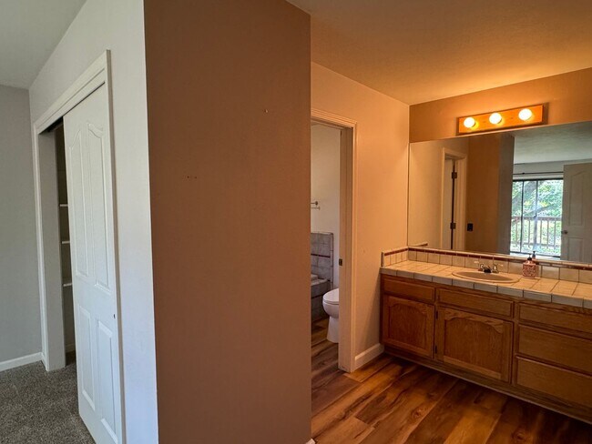 Building Photo - 3 Bedroom 2 Bath Home with Bonus Room larg...