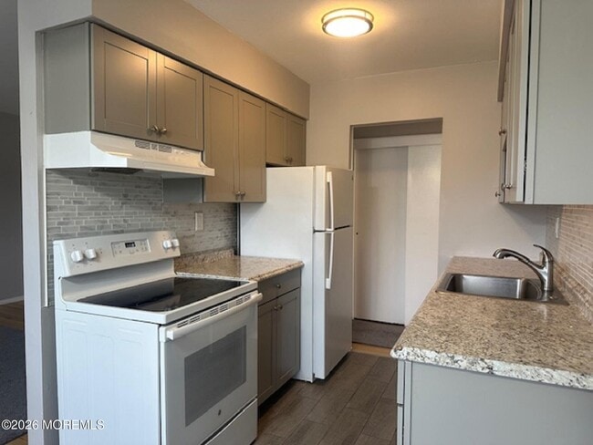 Building Photo - 61 Stonehurst Blvd