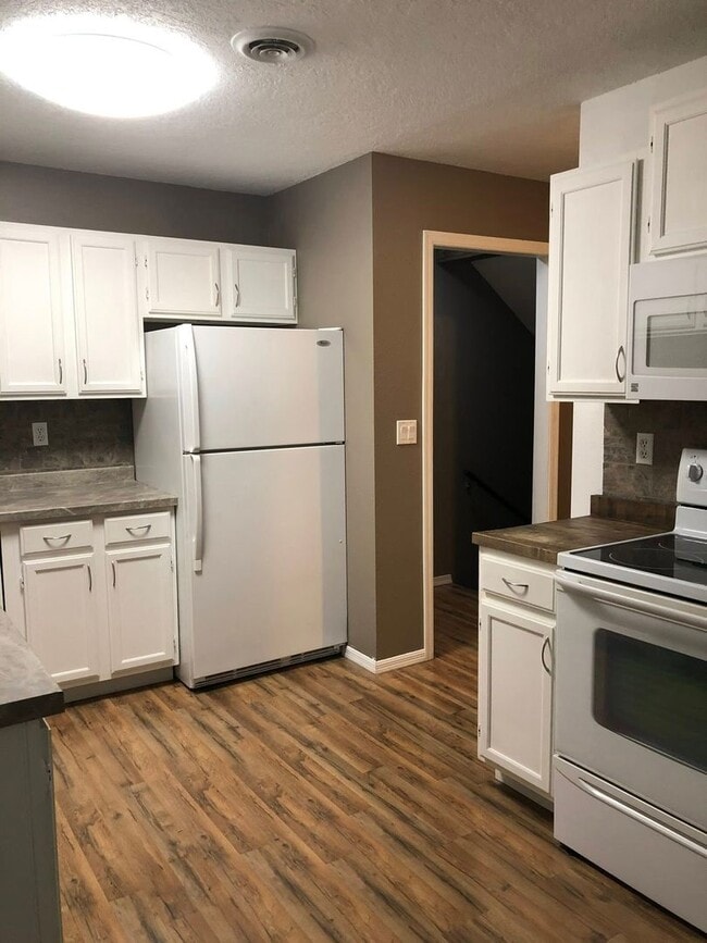Building Photo - Lovely, Updated Townhome for Rent
