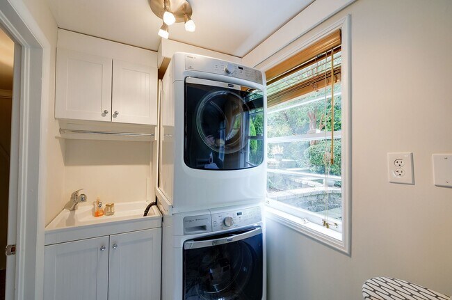 Building Photo - Furnished, Detached Home in Bethesda Alta ...