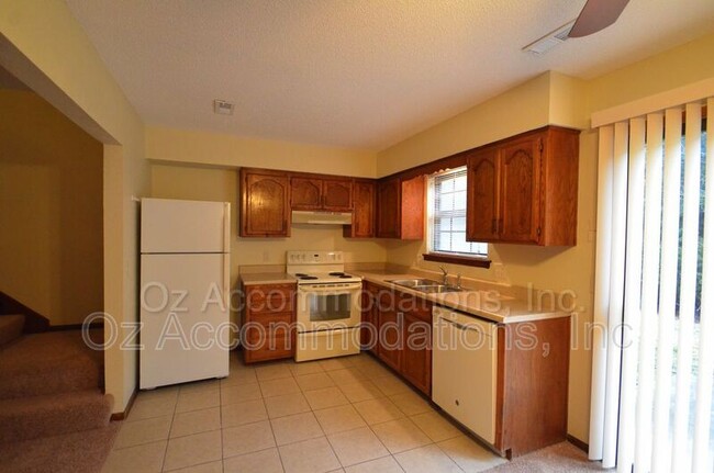 Building Photo - 311 NE Timbercreek Dr