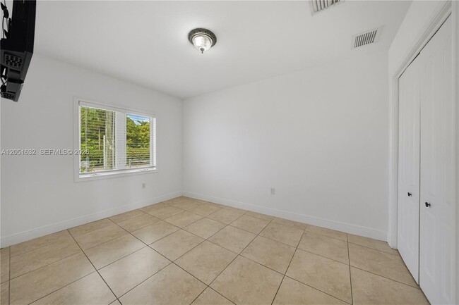 Building Photo - 7515 NW South River Dr