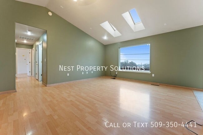 Building Photo - 1038 S Skyline Dr