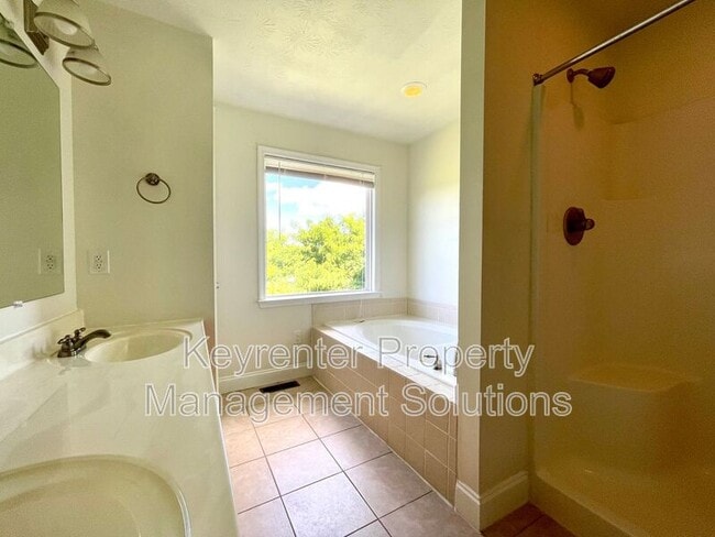 Building Photo - 30 Enchanted View Cir