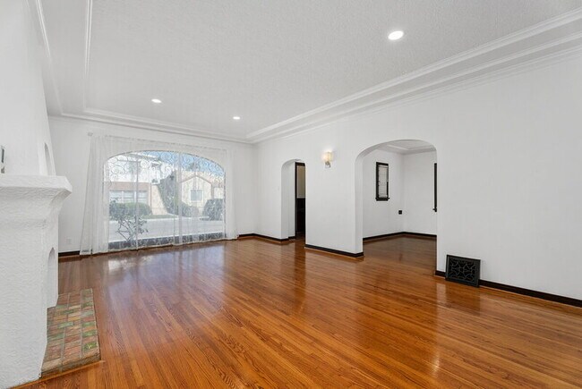 Building Photo - 76 Roycroft Ave