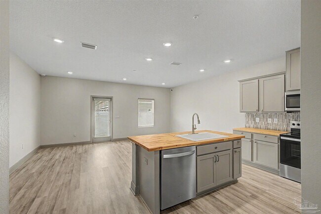 Building Photo - 9055 Golden Eye Dr