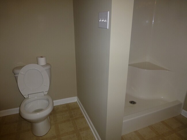 Building Photo - 3 bed, 2 bath, 2 car garage townhouse w/ b...