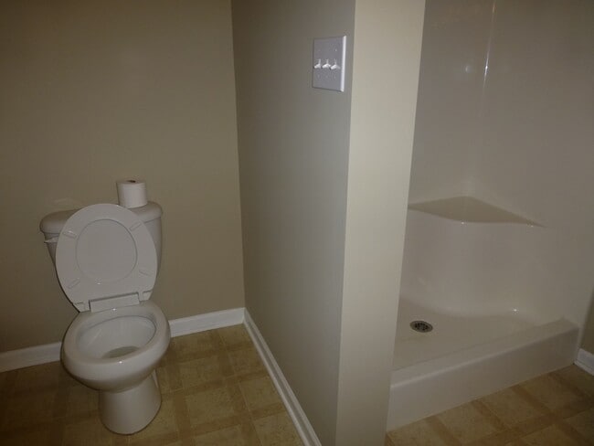 Building Photo - Stunning 3-Bedroom Townhouse with Bonus Ro...