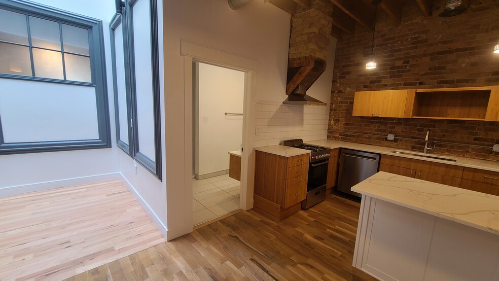 Building Photo - 2886 S Archer Ave