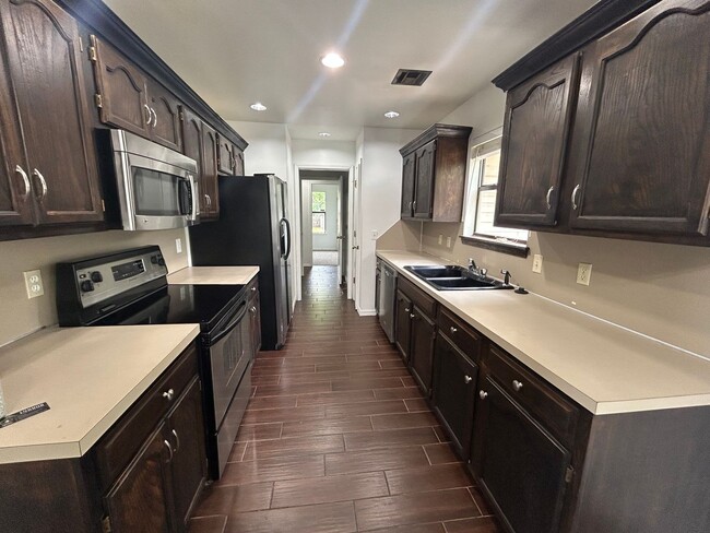 Building Photo - South Tulsa gem!