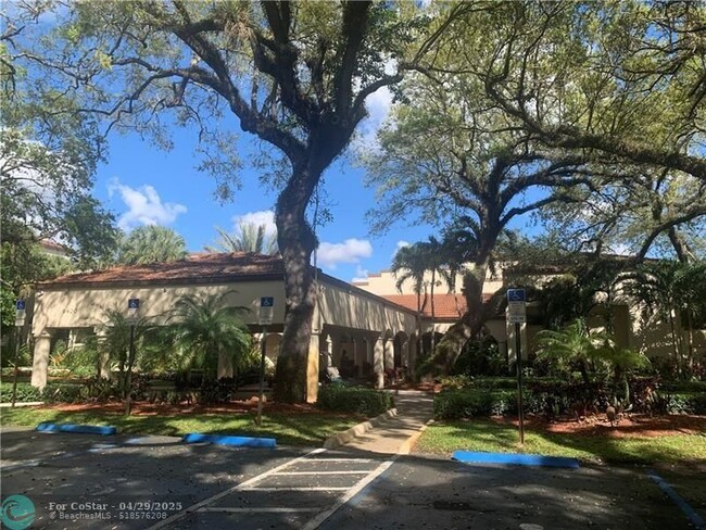 Building Photo - 9470 Live Oak Pl