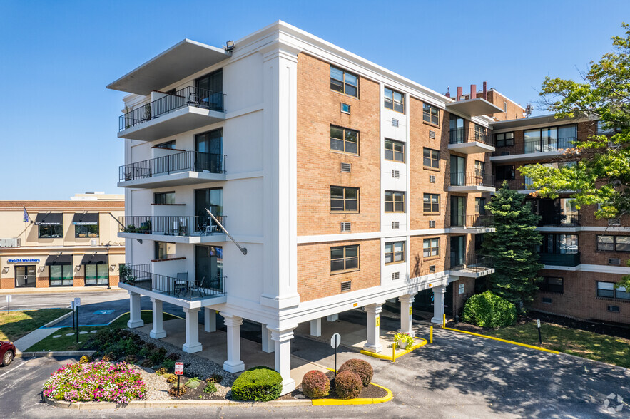 Primary Photo - Courtside Square Apartments