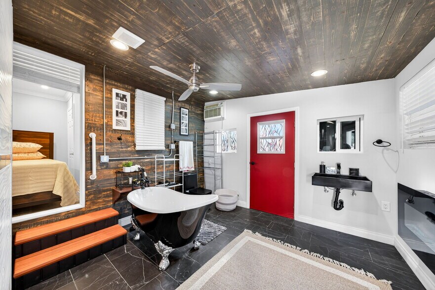 Building Photo - 1200 Tamarind Ave