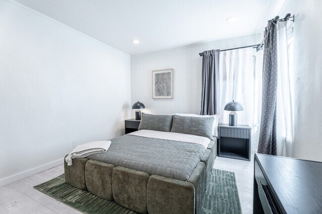 Building Photo - 2359 Oakwood Dr