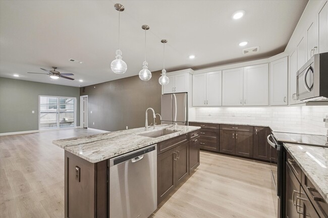 Building Photo - 6804 Westview Dr