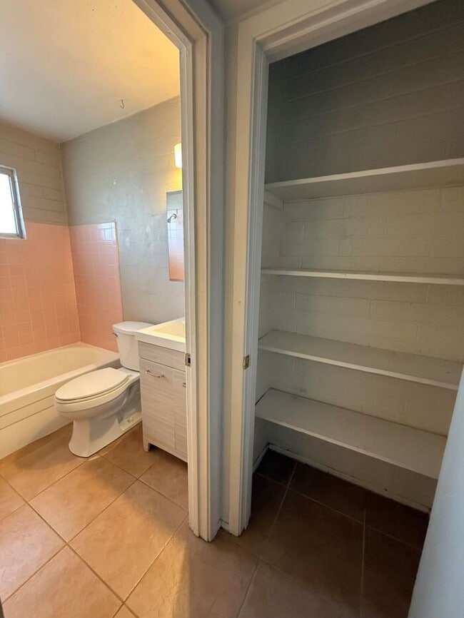 Building Photo - Town home For Rent
